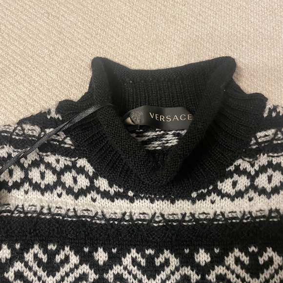 Versace Women’s knitted Sweater Vest - Picture 6 of 9